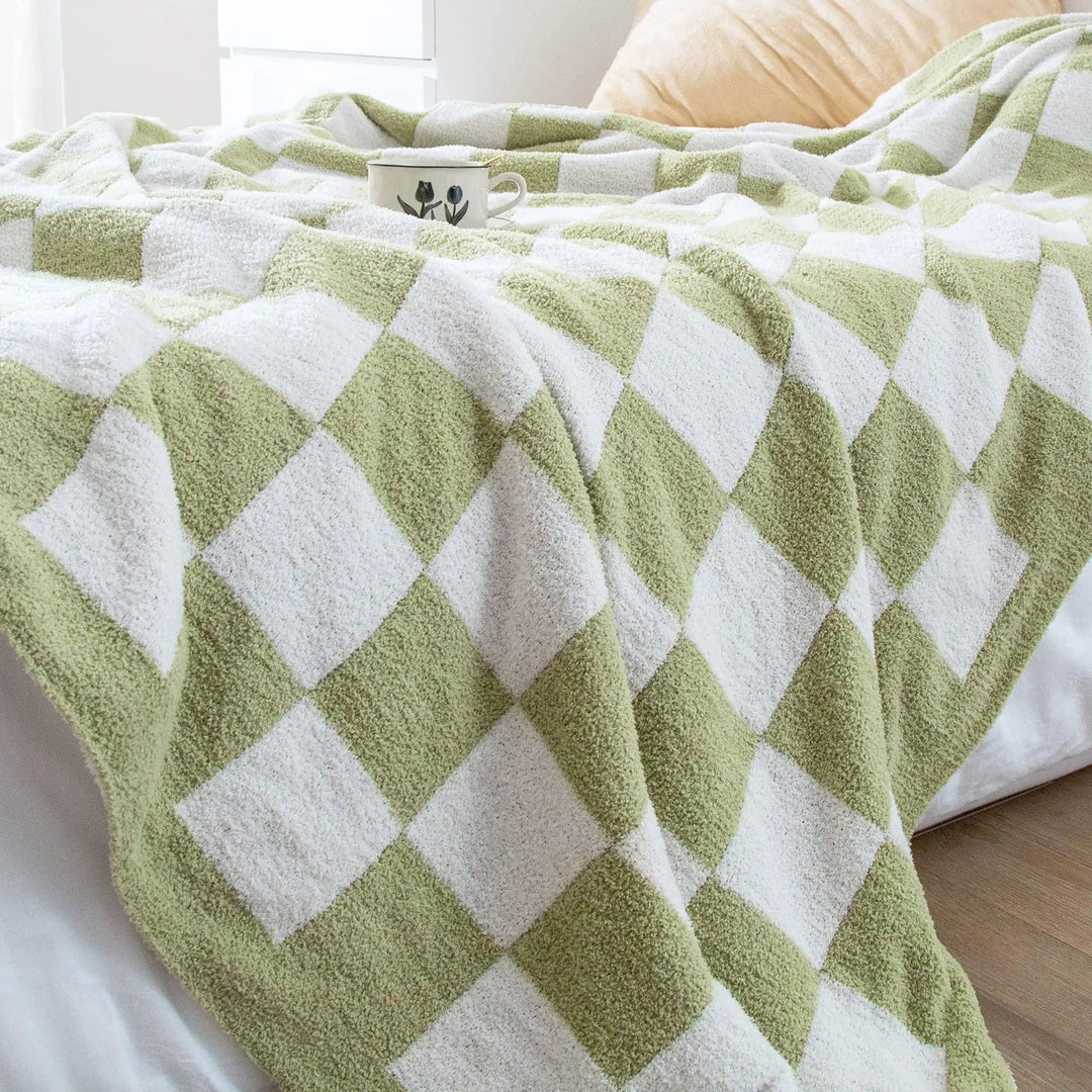 Checkered Flannel Fleece Throw Blanket in Three Sizes | Light Warmth, Classic Pattern | Throw Blankets
