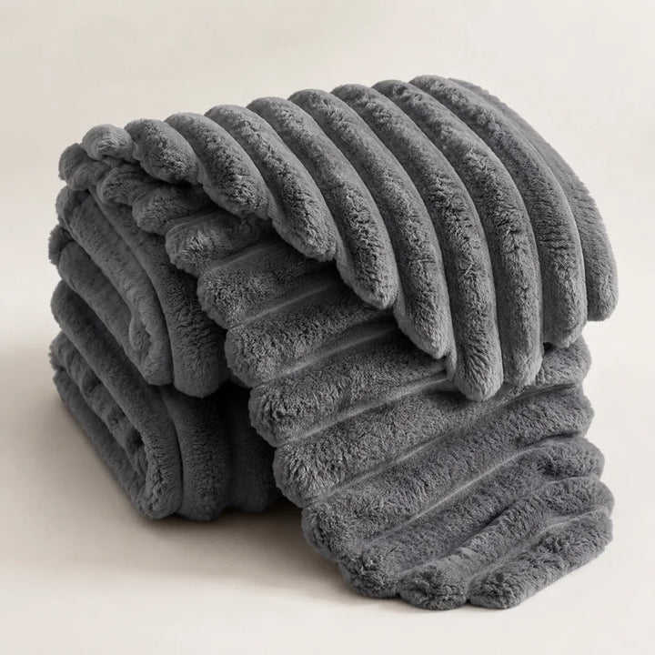 High-Loft Plush Throw Blanket with Dense Draught-Blocking Backing | Plush Loft That Blocks Draughts | Throw Blankets