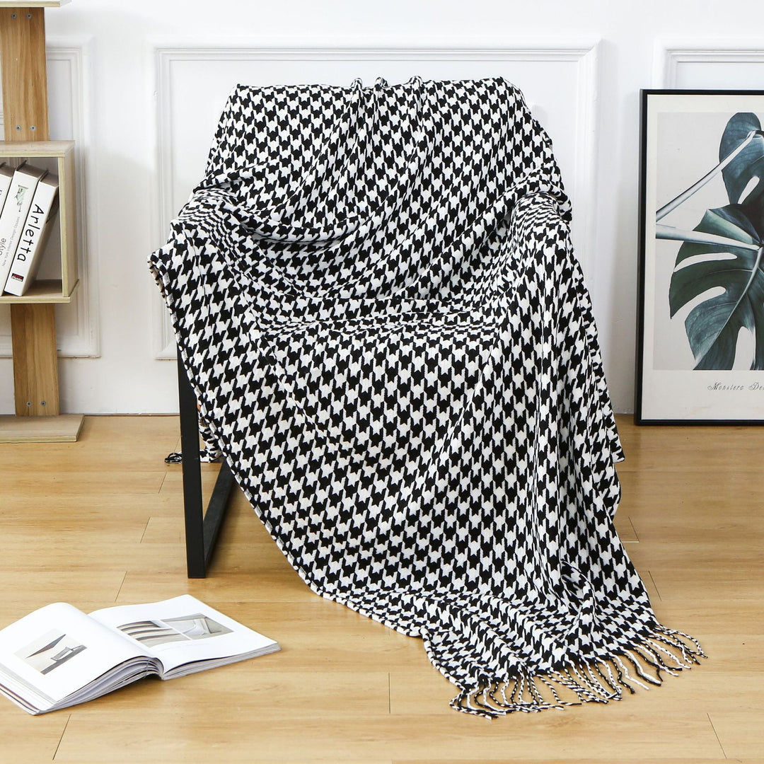Houndstooth Pattern Throw Blanket in Black White and Burgundy | Houndstooth Style for Cosy Evenings | Throw Blankets