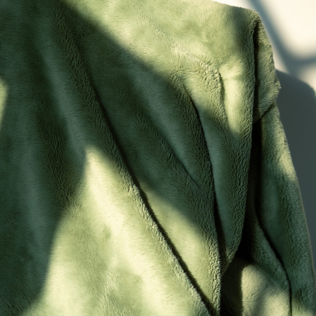 Soft Plush Throw Blanket in Four Calm Colours and Sizes | Calm Colours, Plush Softness | Throw Blankets