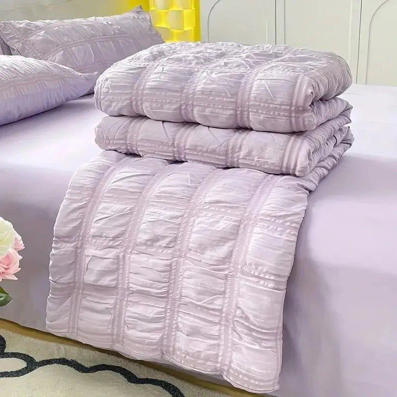Seersucker Quilt with Lightweight Reversible Design for All-Season Use | Lightweight Reversible Seersucker Quilt | Quilts