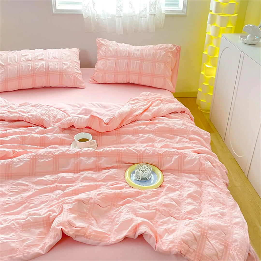 Seersucker Quilt with Lightweight Reversible Design for All-Season Use | Lightweight Reversible Seersucker Quilt | Quilts